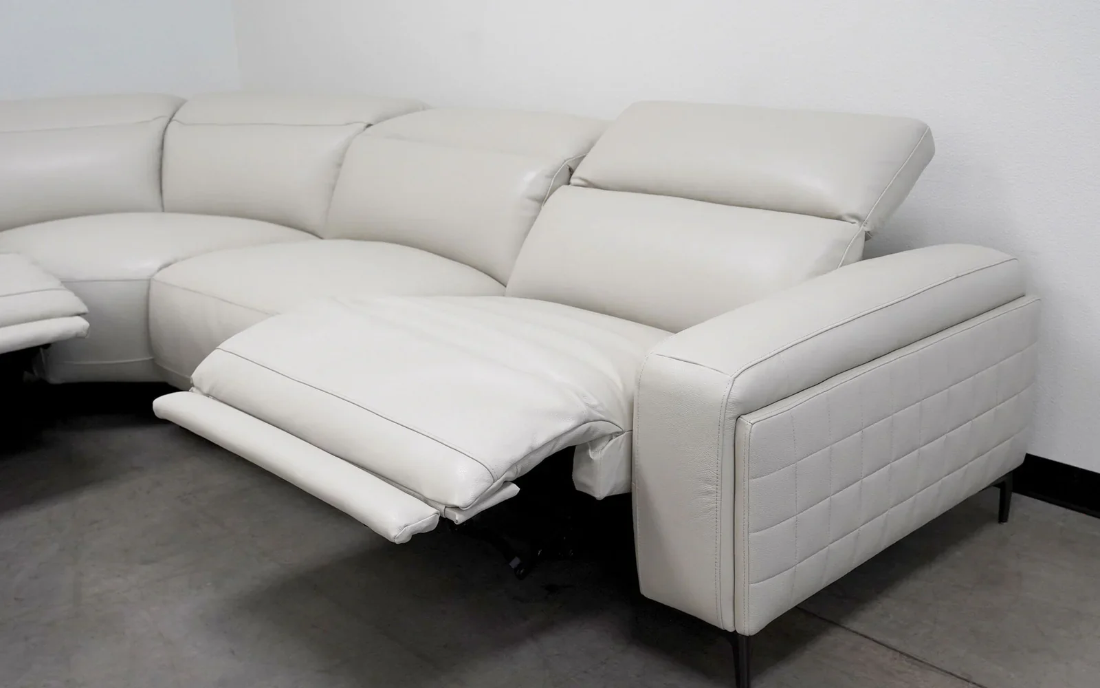 Lavan 5PC Reclining Sectional - Image 7