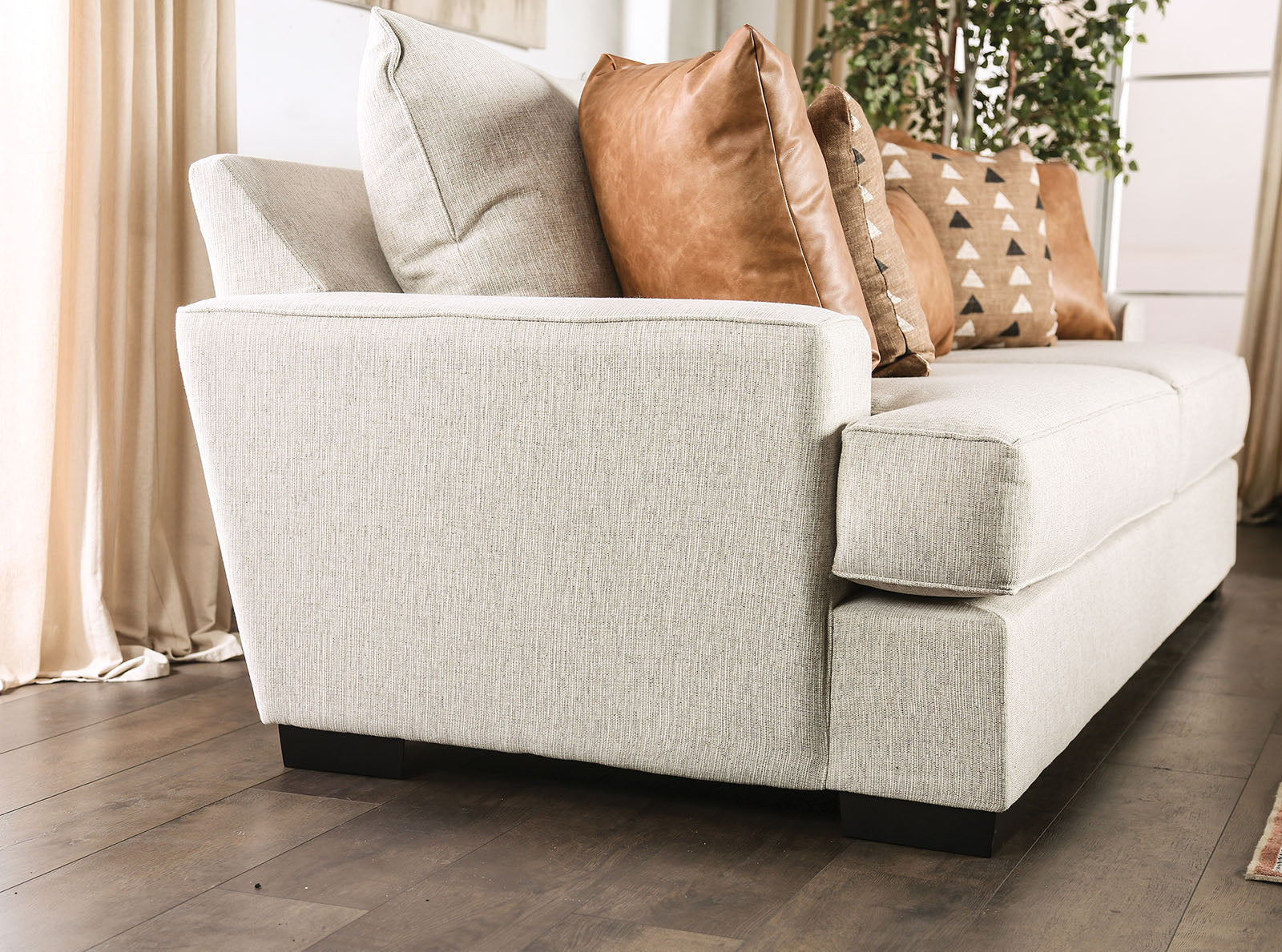 New Meadows Traditional Sofa - Image 9