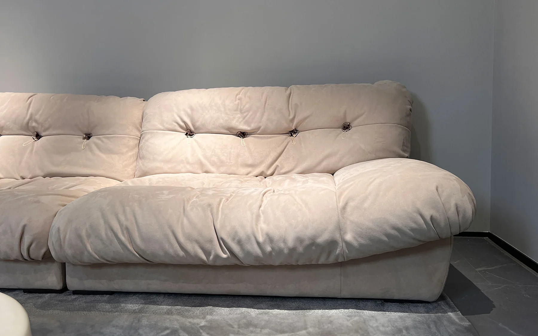 Vela Artistic Sofa - Image 11